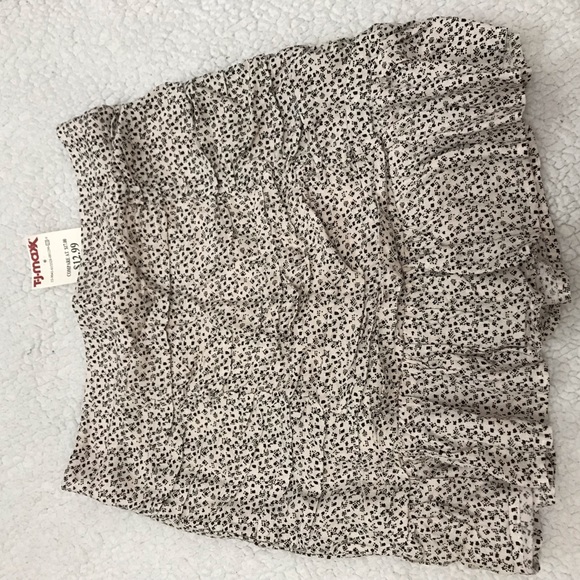 Flattering skirt only worn for picture. Size 0 - Picture 3 of 3